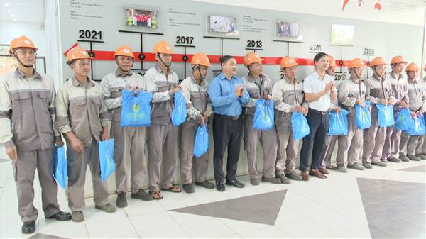 Thăm, tặng quà cho đoàn viên, người lao động trực thuộc Công đoàn phường Kinh Môn.