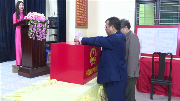 Cử tri phường Kinh Môn nô nức đi bỏ phiếu – Ngày hội non sông
