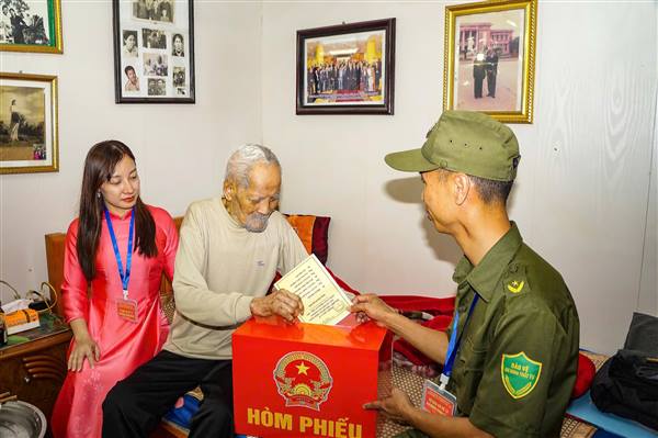 Các tổ bầu cử trên địa bàn phường Kinh Môn đã tổ chức di chuyển hòm phiếu lưu động (hòm phiếu phụ) đến tận nhà các cử tri đặc biệt như người cao tuổi, người ốm đau, khuyết tật hoặc không thể trực tiếp đến khu vực bỏ phiếu.