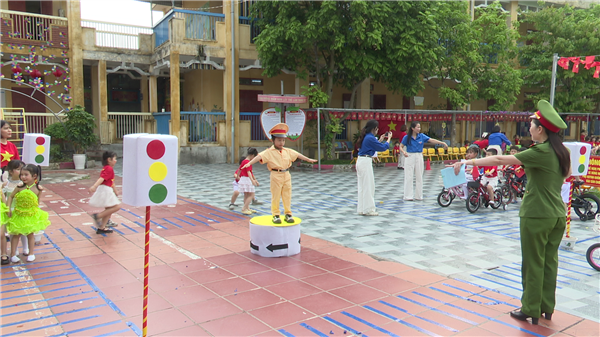 Trường Mầm non Long Xuyên tổ chức chương trình “Rung chuông vàng” với chủ đề Bé với An toàn giao thông năm học 2025 - 2026