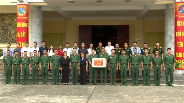 Lãnh đạo phường Kinh Môn thăm, động viên chiến sĩ mới nhập ngũ năm 2026 tại Lữ đoàn Tên lửa 490