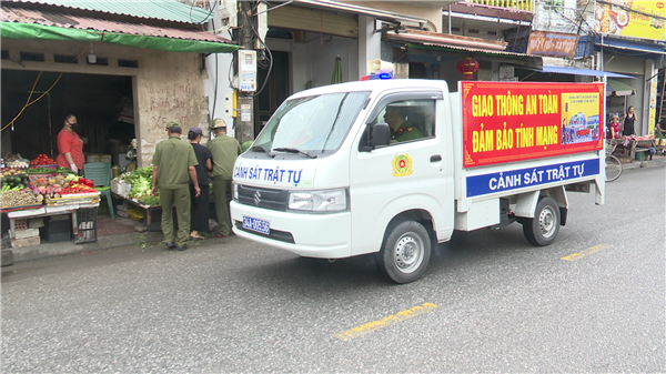Phường Kinh Môn ra quân giải tỏa vi phạm hành lang an toàn giao thông đường bộ