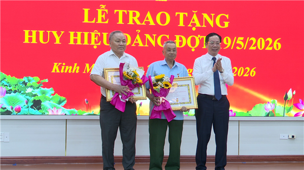 Đảng ủy phường Kinh Môn trao Huy hiệu Đảng đợt 19/5 cho 20 đảng viên