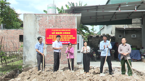 Phường Kinh Môn khởi công hỗ trợ xây dựng nhà ở cho gia đình bà Đoàn Thị Hà, trú tại tổ dân phố Duẩn Khê, là con đẻ của người hoạt động kháng chiến bị nhiễm chất độc hóa học/dioxin.