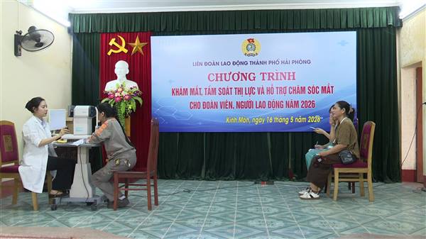 Công đoàn phường Kinh Môn tổ chức khám mắt miễn phí cho gần 500 đoàn viên, người lao động