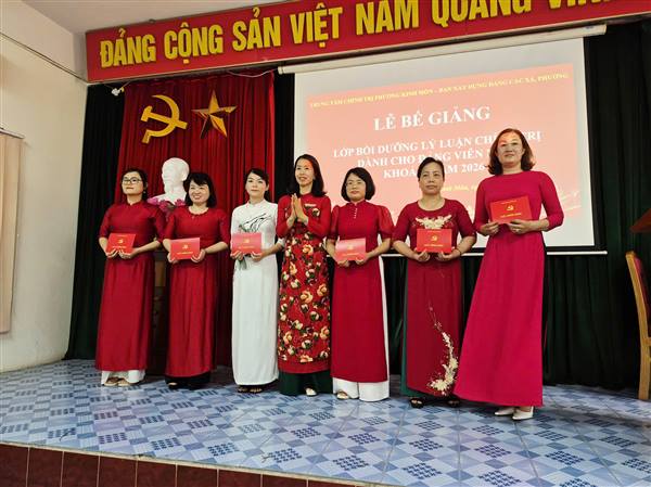 BẾ GIẢNG LỚP BỒI DƯỠNG LÝ LUẬN CHÍNH TRỊ DÀNH CHO ĐẢNG VIÊN MỚI KHÓA II NĂM 2026