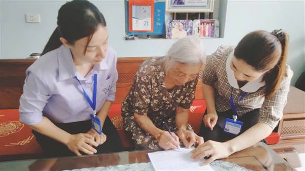 Trung tâm Phục vụ Hành chính công phường Kinh Môn đưa dịch vụ công đến tận nhà người dân.