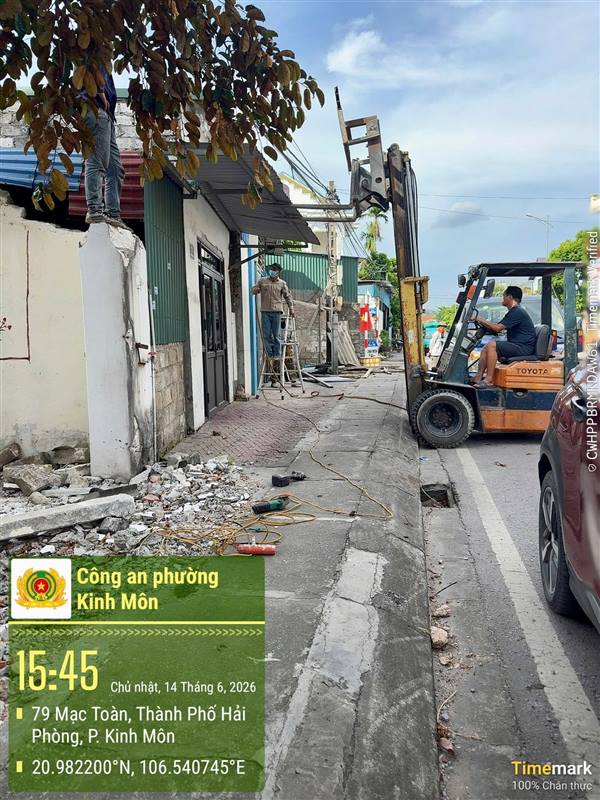 NHIỀU HỘ DÂN TỰ NGUYỆN THÁO DỠ CÔNG TRÌNH VI PHẠM HÀNH LANG AN TOÀN GIAO THÔNG