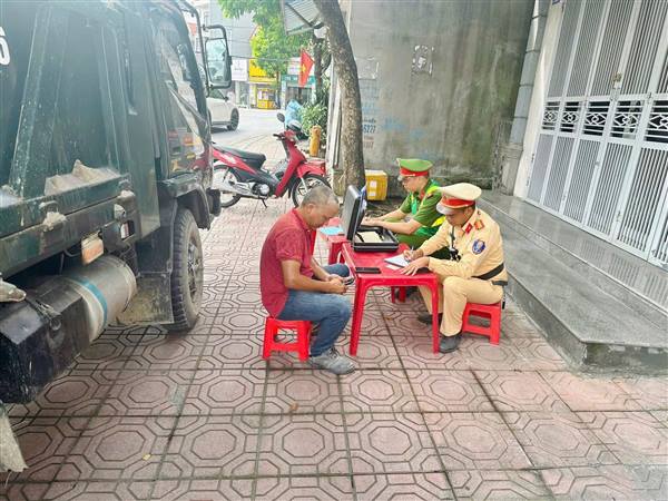 TĂNG CƯỜNG XỬ LÝ VI PHẠM DỪNG, ĐỖ XE KHÔNG ĐÚNG QUY ĐỊNH – GÓP PHẦN BẢO ĐẢM TRẬT TỰ AN TOÀN GIAO THÔNG, TRẬT TỰ CÔNG CỘNG, TRẬT TỰ ĐÔ THỊ