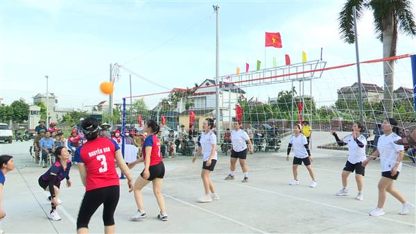 Ủy ban MTTQ Việt Nam phường Kinh Môn tổ chức Giải bóng chuyền hơi Nam - Nữ