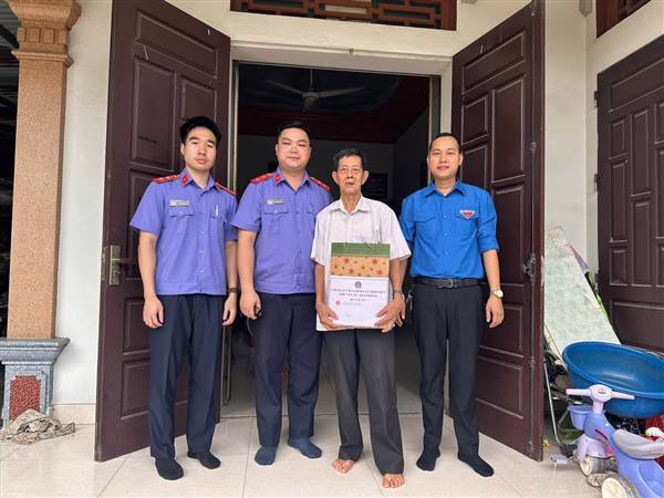 Đoàn TNCS Hồ Chí Minh phường Kinh Môn phối hợp với Chi đoàn Viện kiểm Sát Khu Vực 10 Thành phố Hải Phòng tặng quà nhân dịp kỷ niệm 79 năm Ngày Thương binh - Liệt sĩ (27/7/1947 – 27/7/2026)