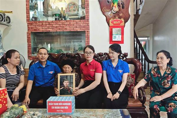 Đoàn TNCS Hồ Chí Minh phường Kinh Môn và Đoàn thanh niên Ngân hàng Agribank Chi nhánh Kinh Môn tặng quà nhân dịp kỷ niệm 79 năm Ngày Thương binh - Liệt sĩ (27/7/1947 – 27/7/2026)