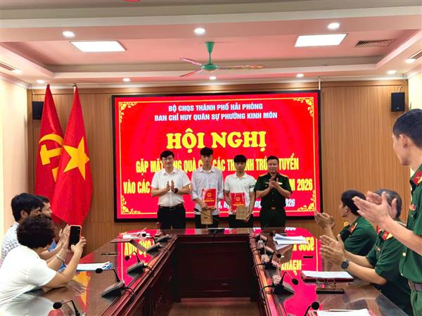 BAN CHỈ HUY QUÂN SỰ PHƯỜNG KINH MÔN GẶP MẶT, TẶNG QUÀ CÁC THÍ SINH TRÚNG TUYỂN VÀO CÁC HỌC VIỆN, NHÀ TRƯỜNG TRONG QUÂN ĐỘI NĂM 2026