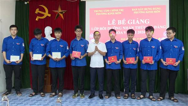 BẾ GIẢNG LỚP BỒI DƯỠNG NHẬN THỨC VỀ ĐẢNG KHÓA V NĂM 2026