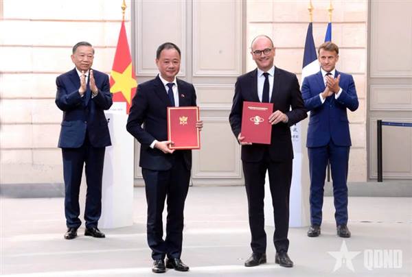 Từ Paris kiến tạo không gian phát triển mới