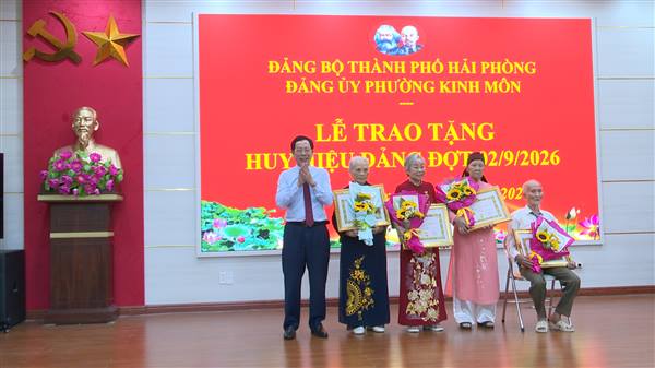 ĐẢNG ỦY PHƯỜNG KINH MÔN TRAO HUY HIỆU ĐẢNG TẶNG 89 ĐẢNG VIÊN