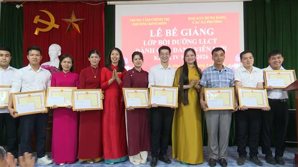 100% HỌC VIÊN LỚP BỒI DƯỠNG LÝ LUẬN CHÍNH TRỊ DÀNH CHO ĐẢNG VIÊN MỚI ĐƯỢC CẤP GIẤY CHỨNG NHẬN