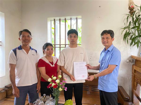 UBND xã Lạc Phượng biểu dương 3 công dân tiêu biểu tình nguyện viết đơn nhập ngũ năm 2026