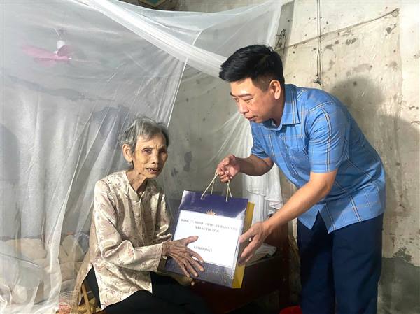 Lãnh đạo xã Lạc Phượng thăm hỏi, tặng quà người cao tuổi có hoàn cảnh khó khăn tại 18 thôn trên địa bàn xã