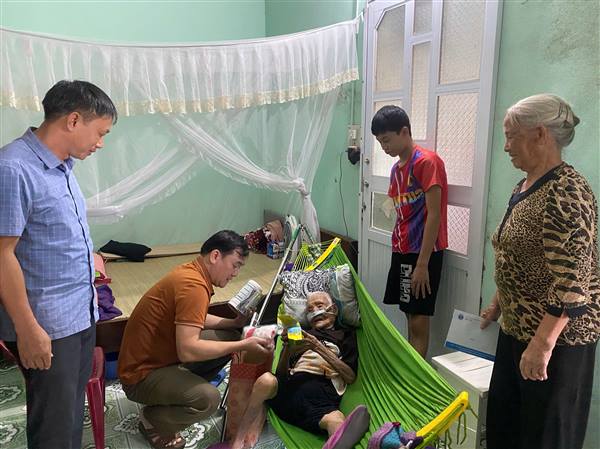Lãnh đạo UBND xã thăm tặng quà cụ Đoàn Thị Nõn, 107 tuổi ở thôn Như Lâm