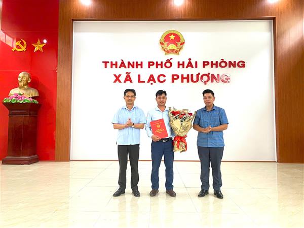 Xã Lạc Phượng công bố Quyết định tổ chức lại Trung tâm Văn hóa, Thể thao và Truyền thông và đổi tên thành Trung tâm Dịch vụ sự nghiệp công