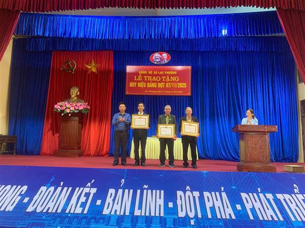 Đảng bộ xã trao tặng Huy hiệu Đảng đợt 7/11/2025 cho 8 đảng viên