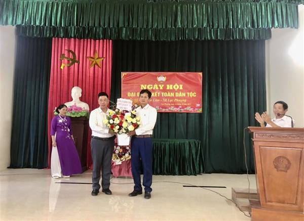 Đồng chí Bùi Văn Dũng, Bí thư Đảng ủy, Chủ tịch HĐND xã Lạc Phượng dự Ngày hội Đại đoàn kết toàn dân tộc tại thôn Như Lâm