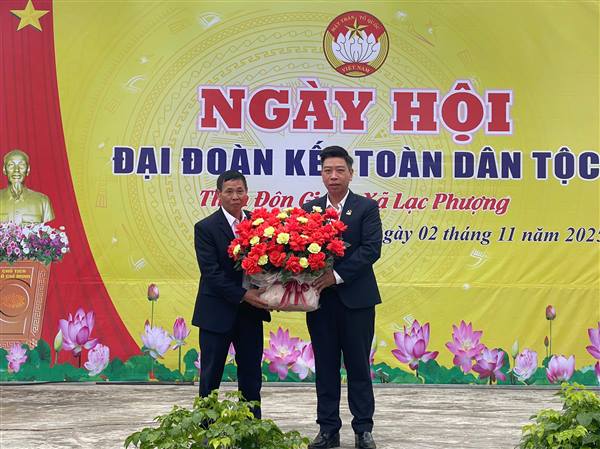 Đồng chí Bí thư Đảng ủy, Chủ tịch HĐND xã Lạc Phượng dự ngày hội Đại đoàn kết năm 2025 tại thôn Đôn Giáo