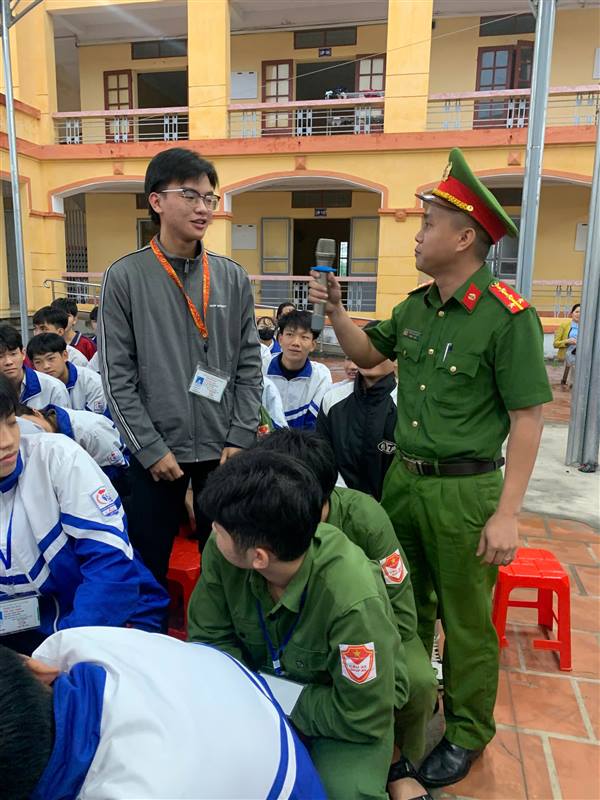 Tuyên truyền pháp luật về an toàn giao thông, phòng chống bạo lực học đường tại Trường THPT Cầu Xe