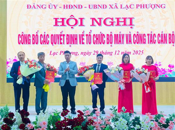 Xã Lạc Phượng công bố các Quyết định về tổ chức bộ máy và công tác cán bộ