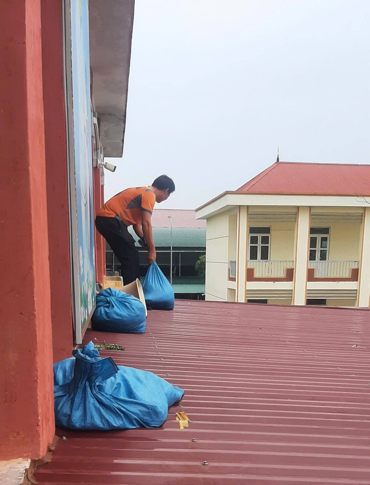 Trường THCS Cộng Lạc huy động giáo viên gia cố mái tôn trước khi bão đổ bộ