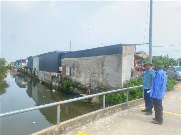 Tổ công tác quản lý Nhà nước về đất đai xã Lạc Phượng làm việc tại thôn An Tứ và Cầu Xe