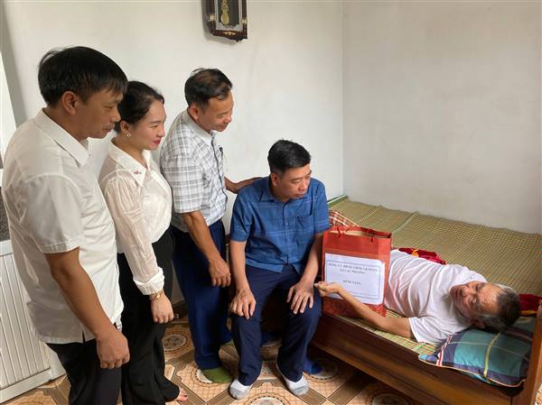 XÃ LẠC PHƯỢNG TỔ CHỨC THĂM HỎI CÁC GIA ĐÌNH LIỆT SĨ, NGƯỜI CÓ CÔNG NHÂN KỶ NIỆM 78 NĂM NGÀY THƯƠNG BINH – LIỆT SĨ