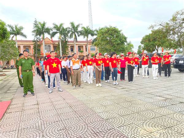 Cán bộ, chiến sĩ và nhân dân xã Lạc Phượng tích cực hưởng ướng chương trình “Cùng Việt Nam tiến bước”