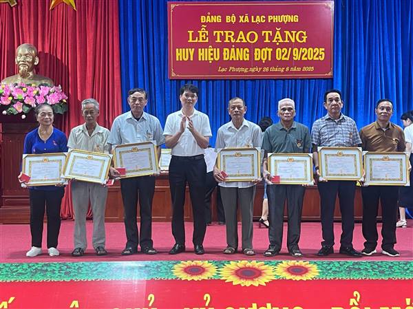 Đảng bộ xã Lạc Phượng trao tặng Huy hiệu đảng đợt 2/9 cho 23 đảng viên lão thành.