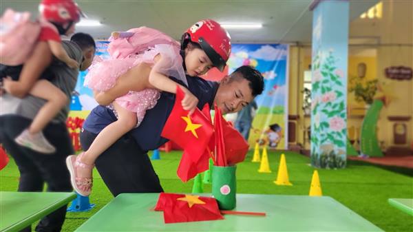 Sôi nổi hoạt động ngoại khóa truyền thông an toàn giao thông tại Trường Mầm non Cộng Lạc