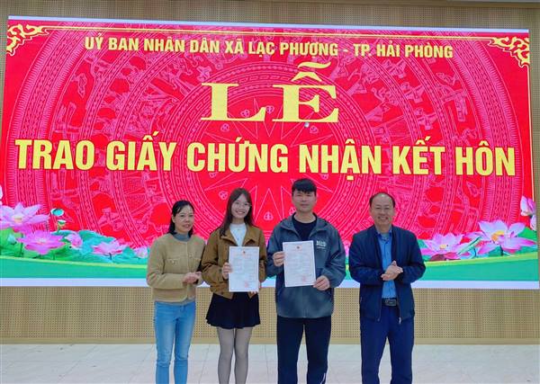 UBND xã Lạc Phượng trao Giấy chứng nhận đăng kí kết hôn có yếu tố nước ngoài cho công dân