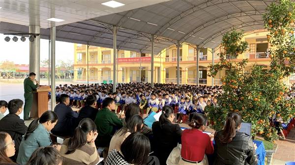 Ban Tuyển sinh quân sự xã Lạc Phượng tổ chức tuyên truyền hướng nghiệp tại Trường THPT Cầu Xe