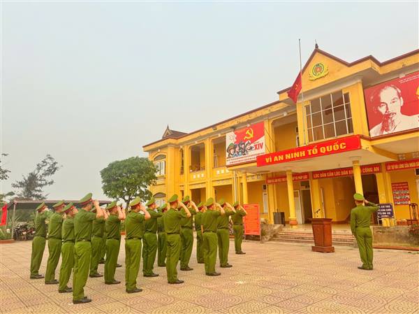 Công an xã Lạc Phượng tổ chức Lễ chào cờ Tổ quốc và giao ban công tác tháng 04/2026