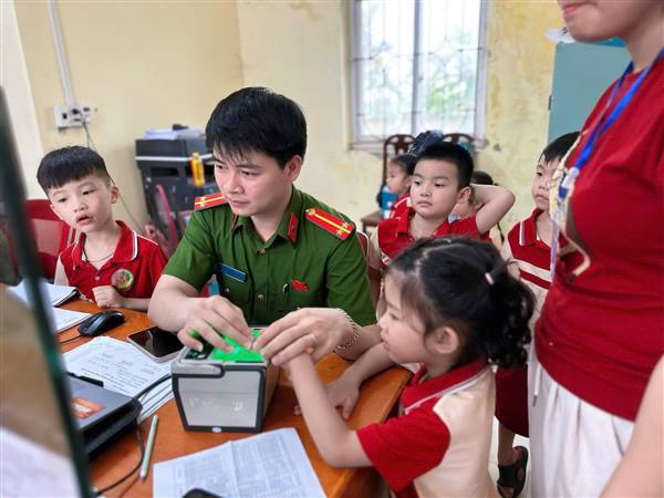 Công an xã Lạc Phượng đẩy nhanh cấp định danh điện tử mức 2 cho trẻ em