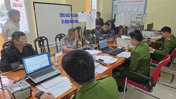 Công an xã Lạc Phượng đẩy mạnh tích hợp thẻ Bảo hiểm y tế trên ứng dụng VNeID và sổ sức khỏe điện tử