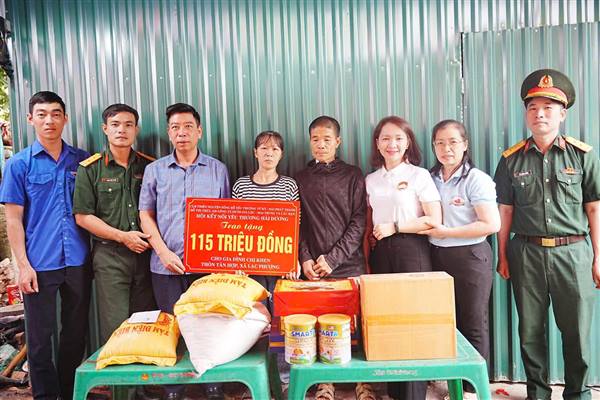 Trao tặng hơn 120 triệu đồng và nhu yếu phẩm tặng gia đình anh Thi, chị Khen tại thôn Tân Hợp