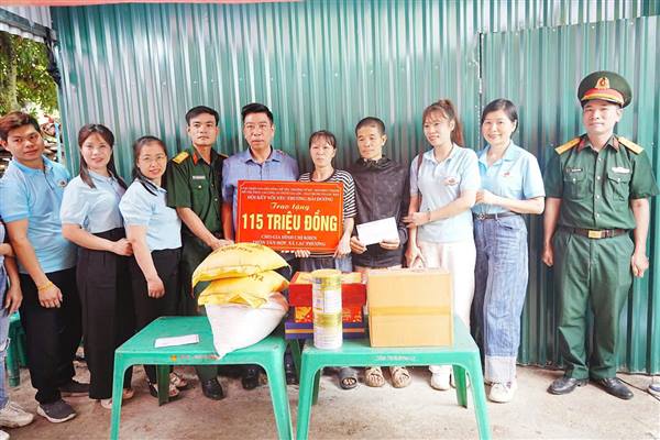 Ban Chỉ huy quân sự xã Lạc Phượng tặng quà gia đình tân binh nhập ngũ năm 2026 có hoàn cảnh khó khăn