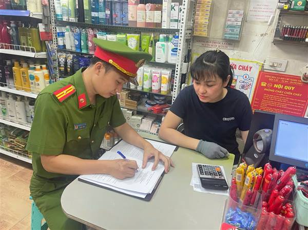 Công an xã Lạc Phượng tăng cường tuyên truyền, ký cam kết không lấn chiếm lòng đường, vỉa hè trên tuyến đường 391