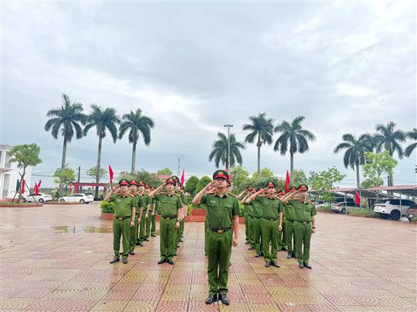 Công an xã Lạc Phượng chào cờ đầu tháng 5, triển khai nhiệm vụ trọng tâm và lan tỏa phong trào “Nâng bước em đến trường”