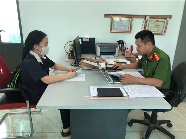 Công an xã Lạc Phượng đẩy mạnh tuyên truyền, hướng dẫn khai báo tạm trú cho người nước ngoài