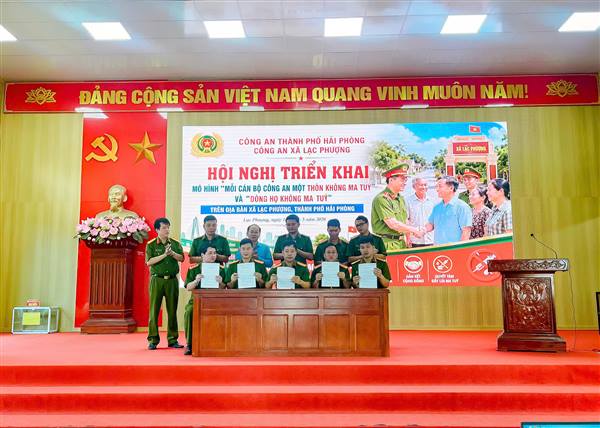 Công an xã Lạc Phượng xây dựng mô hình “Mỗi cán bộ công an một thôn không ma túy và dòng họ không ma túy”