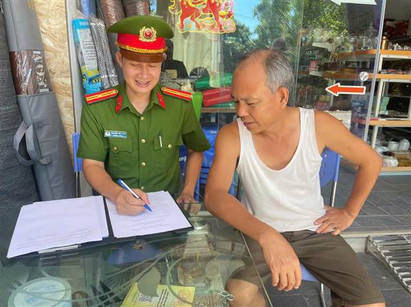 Công an xã Lạc Phượng tăng cường tuyên truyền, ký cam kết bảo đảm hành lang an toàn giao thông