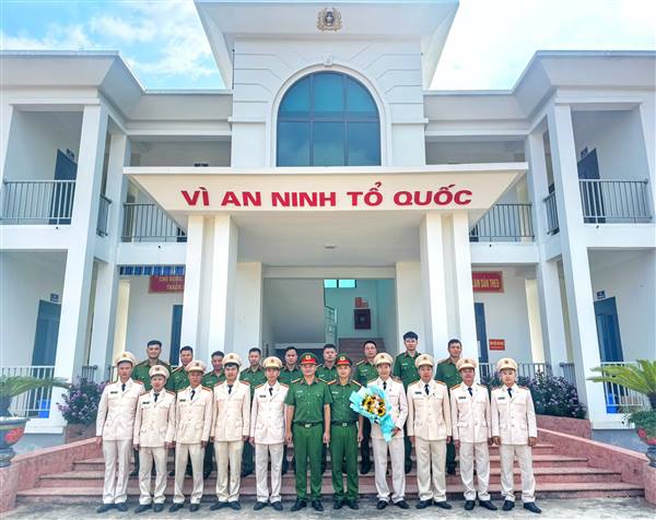 Công an xã Lạc Phượng công bố quyết định thăng cấp bậc hàm, nâng lương năm 2026