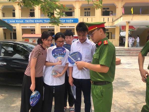 Công an xã Lạc Phượng đảm bảo an ninh, an toàn kỳ thi tuyển sinh vào lớp 10 THPT năm học 2026 - 2027
